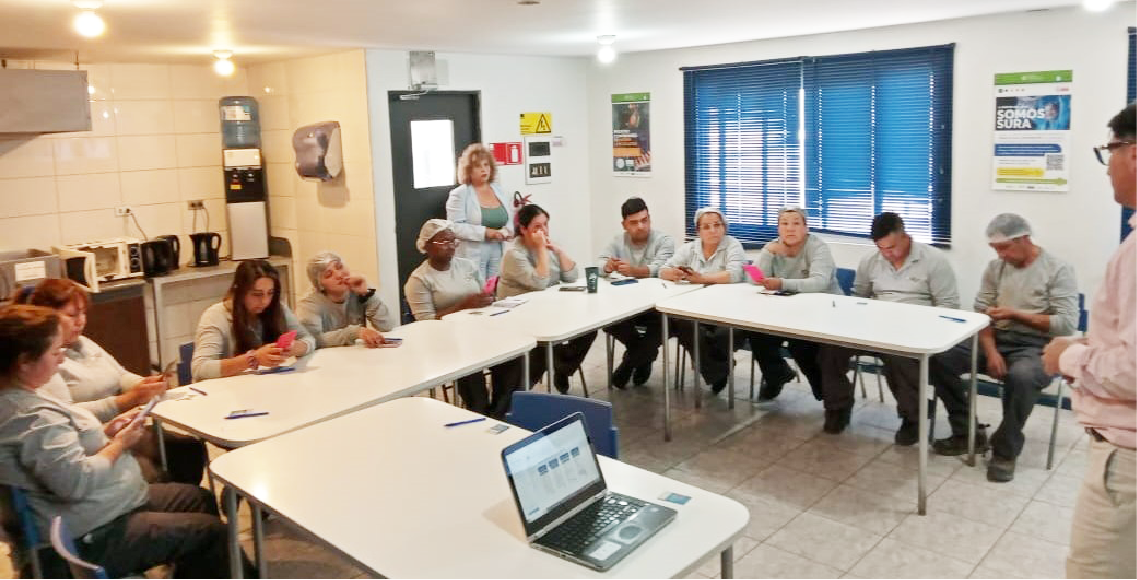 Colaboradores participan en charlas sobre seguro complementario