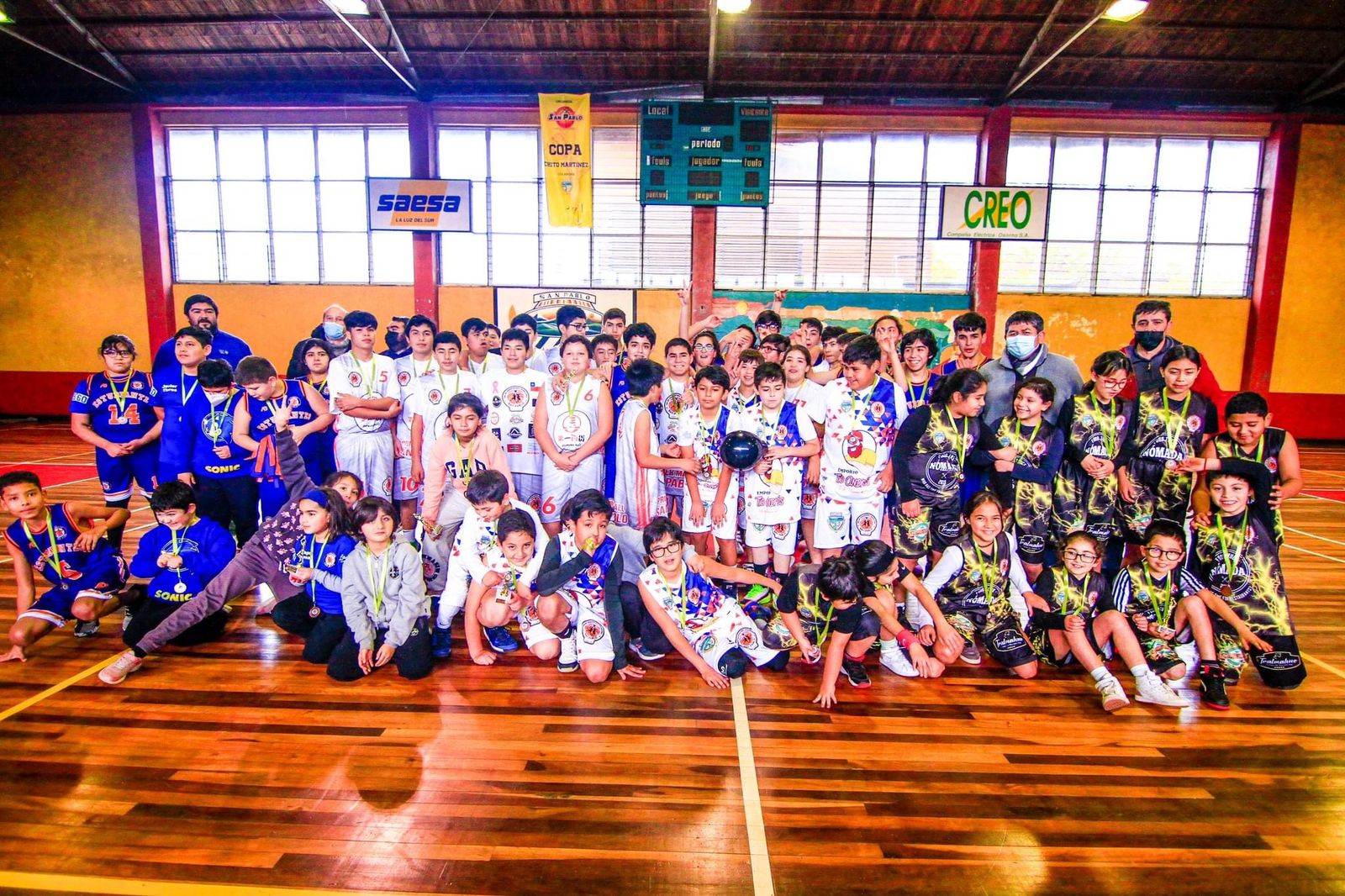 Grupo Proa se pone la camiseta con ni&ntilde;os de escuela de b&aacute;squetbol de Osorno